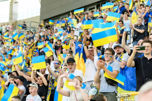 Em 1º jogo como mandante desde a guerra, Ucrânia enche estádio e vence