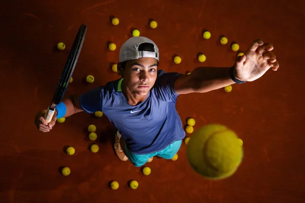 Conheça o jovem tenista que vai representar o Brasil em Roland Garros