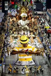 Veja imagens do desfile de sábado no Sambódromo do Anhembi, em São Paulo - imagem 3
