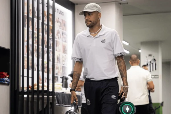 Neymar chegando na Vila Belmiro para partida diante do Internacional