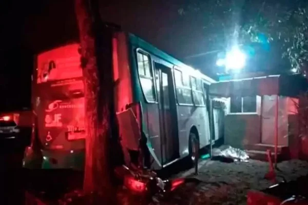Fotografia de um acidente de ônibus, noturno