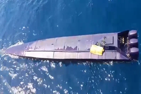 Foto colorida de narcossubmarino apreendido com cocaína - Metrópoles