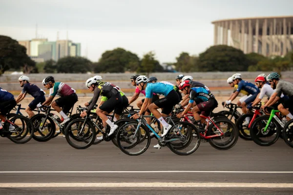 Metrópoles Endurance Ciclismo encerra disputas com emoção e torcida