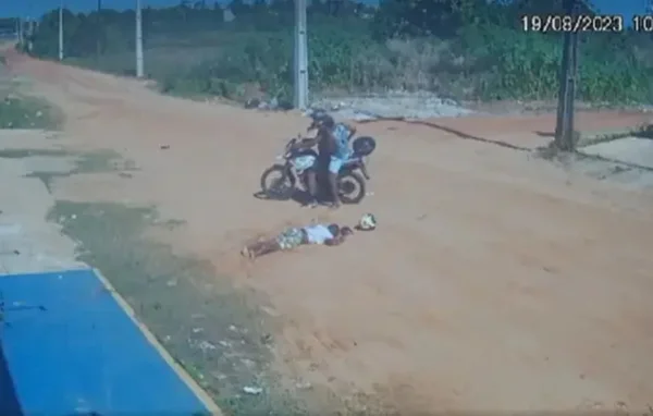 Imagem colorida de homem deitado no chão após ser alvejado por criminosos na Bahia - Metrópoles