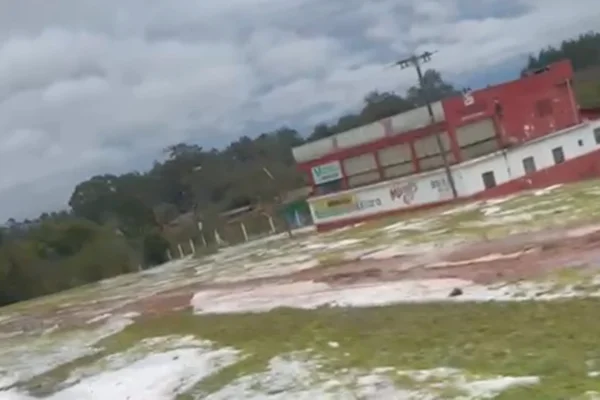 Imagem colorida mostra temporal de granizo no RS - Metrópoles