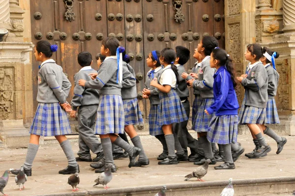 Regras de vestimenta escolas Peru - Metrópoles