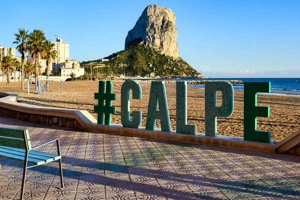 Imagem colorida de praia na Espanha - Metrópoles