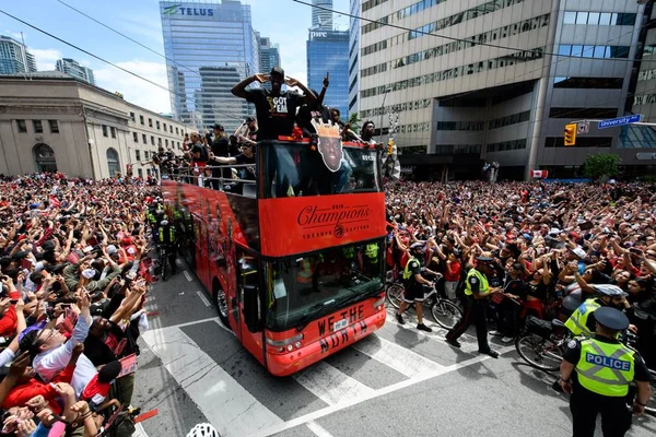 Raptors levam 2 milhões às ruas de Toronto para celebrar título da NBA