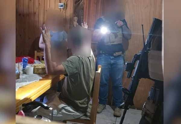 Foto colorida de suspeito de sequestro sendo rendido pela polícia de Santa Catarina - Metrópoles