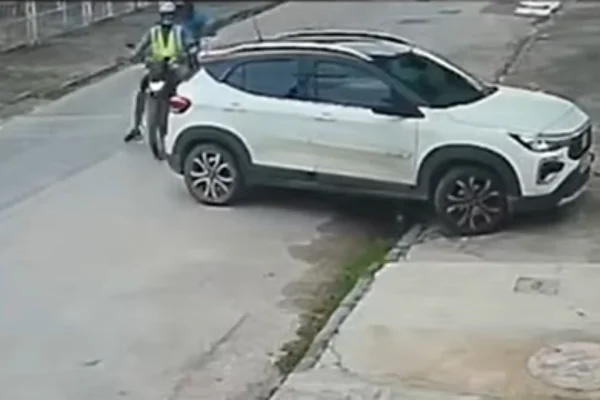 Mulher escapa de assalto em Recife