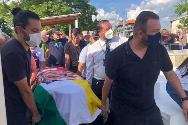 Maurílio é enterrado com bandeira do Flamengo sobre o caixão