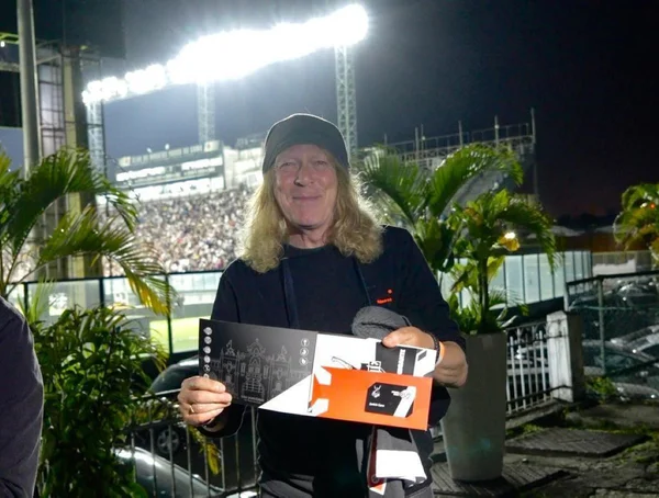 São Janu-Iron? Guitarrista do Iron Maiden vira sócio do Vasco