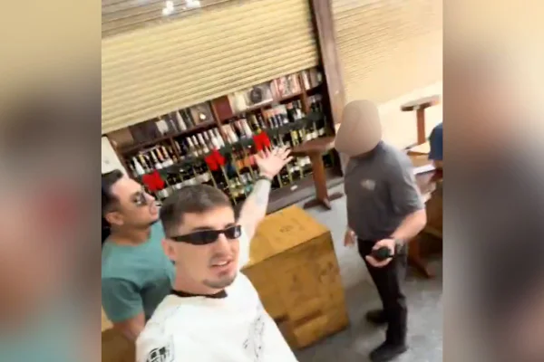 Imagem colorida mostra Casal alvo de homofobia de segurança no Mercadão de São Paulo - Metrópoles