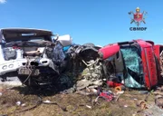 Homem fica preso nas ferragens e sofre fraturas após batida entre caminhões - imagem 4 Homem fica preso nas ferragens e sofre fraturas após batida entre caminhões - imagem 4