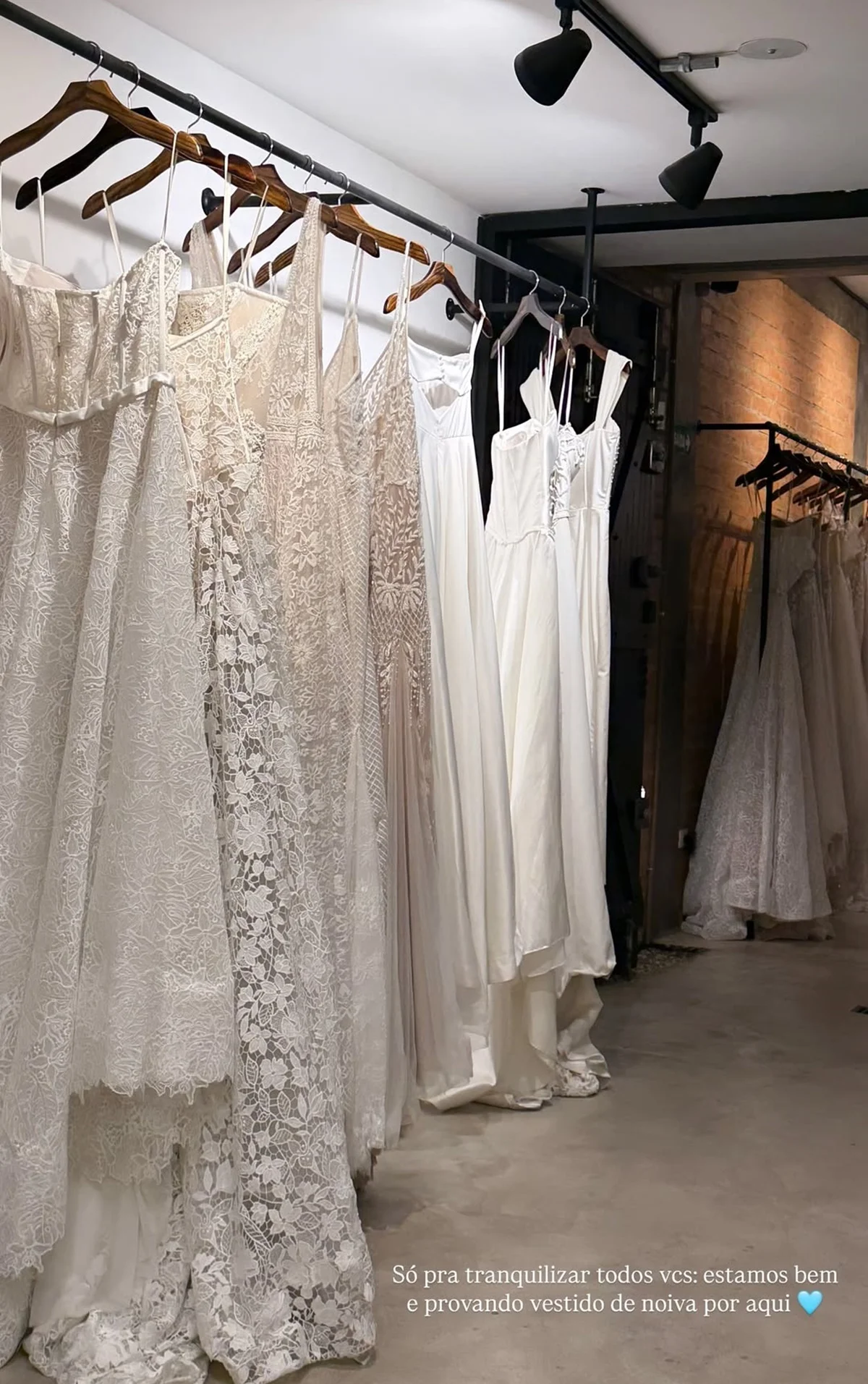 Lauana Prado contou que está esclhendo o vestido de noiva Lauana Prado contou que está esclhendo o vestido de noiva