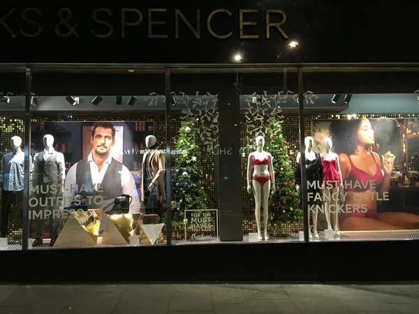 Marks & Spencer é criticada por vitrine com mensagem sexista