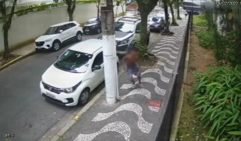 O quarto criminoso que estava atrás de um dos carros a agride com o soco O quarto criminoso que estava atrás de um dos carros a agride com o soco