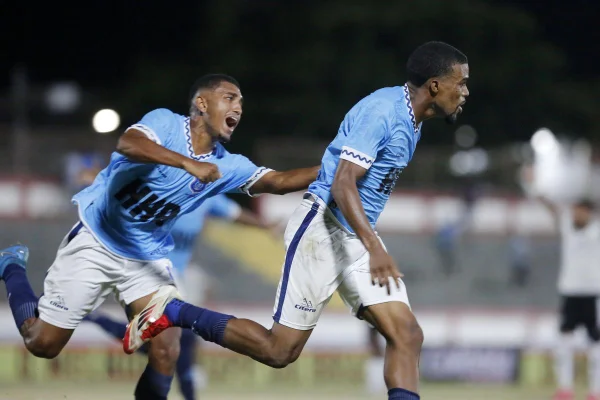 Imagem mostra jogadores comemorando gol na Copa do Brasil - Metrópoles