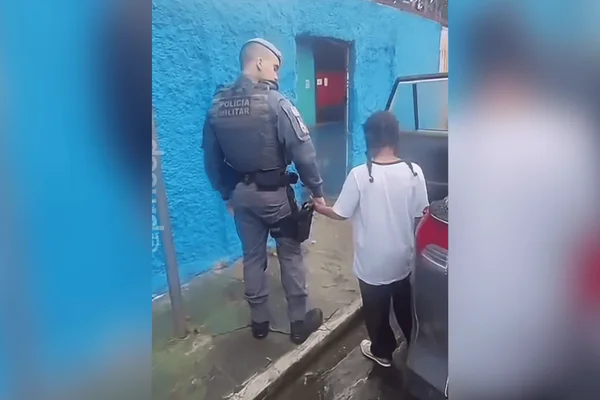 A menina foi colocada no coletivo errado pela irmã de 14 anos e conseguiu ajuda após outro passageiro perceber que ela estava perdida