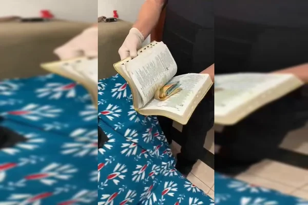 Notas de dinheiro dentro de Bíblia