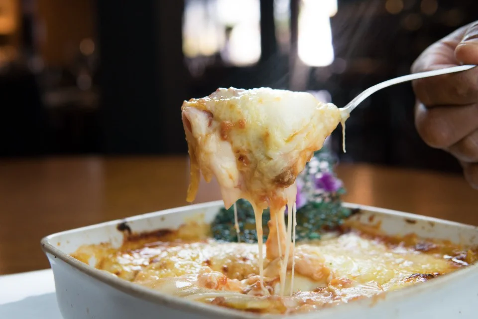 O Dolce Far Niente conta com um dos pratos mais tradicionais da Itália, a Lasanha à Bolonhesa (R$ 46,90), feita com massa fresca, presunto, muçarela e molhos bolonhesa e béchamel, gratinada com queijo parmesão. Pedidos pelos telefones (61) 3451-4750 (Águas Claras) e (61) 3451-4751 (Sudoeste) O Dolce Far Niente conta com um dos pratos mais tradicionais da Itália, a Lasanha à Bolonhesa (R$ 46,90), feita com massa fresca, presunto, muçarela e molhos bolonhesa e béchamel, gratinada com queijo parmesão. Pedidos pelos telefones (61) 3451-4750 (Águas Claras) e (61) 3451-4751 (Sudoeste)