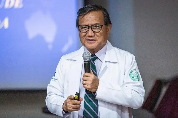 Morre pediatra Anthony Wong, defensor de tratamento precoce contra Covid-19
