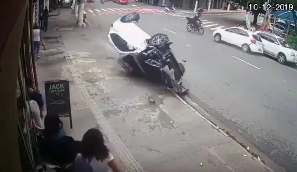 Vídeos: bandidos são presos após capotarem carro para fugir da PM