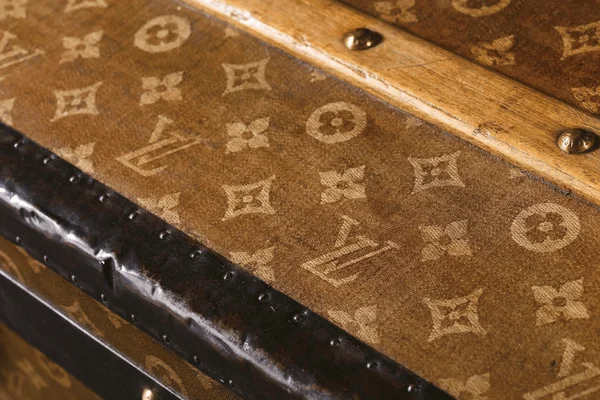 foto com cor. monograma louis vuitton - metrópoles