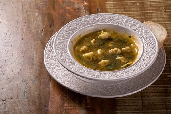 <strong>Capeletti in brodo: </strong>Não se iluda com o nome pomposo. O preparo é simples. Trata-se de um capeletti servido dentro de uma sopa quentinha. Leia a <a href="http://www.montaencanta.com.br/dom-do-chefe/capeletti-in-brodo-vapt-vupt/">receita</a> <strong>Capeletti in brodo: </strong>Não se iluda com o nome pomposo. O preparo é simples. Trata-se de um capeletti servido dentro de uma sopa quentinha. Leia a <a href="http://www.montaencanta.com.br/dom-do-chefe/capeletti-in-brodo-vapt-vupt/">receita</a>