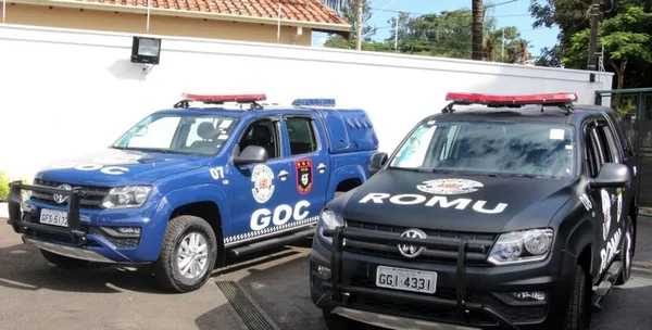 Imagem colorida mostra duas viaturas, uma azul e outra preta, estacionadas. Nos carros, adesivos com distintivos da Guarda Civil Municipal de Mogi Mirim - Metrópoles