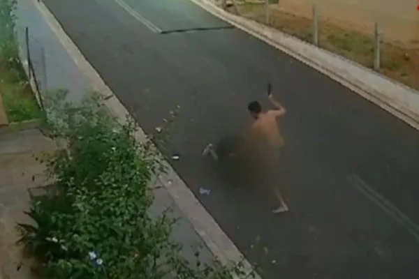 Imagem colorida mostra homem dando golpes de facão em outro durante briga em Bauru - Metrópoles