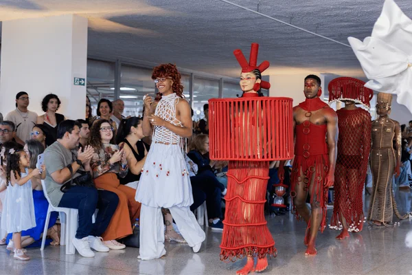 foto com cor. desfile alunos iesb - metrópoles