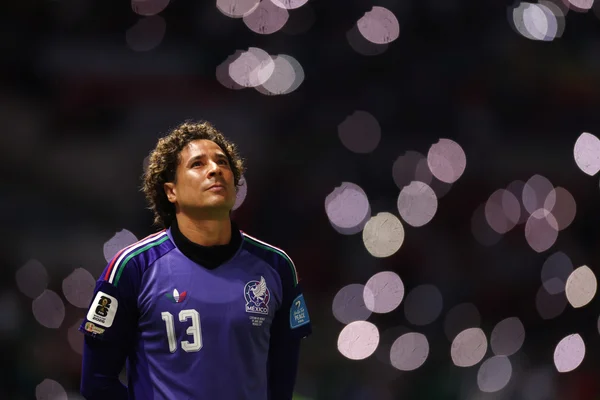 Goleiro Ochoa entra em campo e iguala marca de Cristiano Ronaldo e Messi