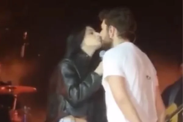 Após meses de relacionamento sem rótulo, Mioto beija Castela em show