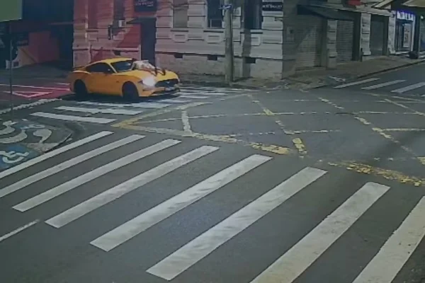 Veja quando homem joga Mustang contra a ex e dirige com ela no capô
