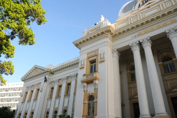 Imagem colorida do Palácio de Justiça de Pernambuco - Metrópoles