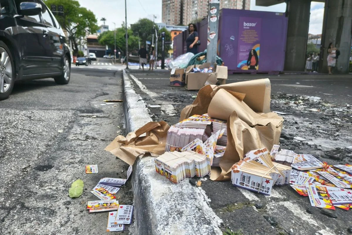 Santinhos espalhados por ruas de São Paulo no domingo (4/10) do 1º turno das eleições de 2026 Santinhos espalhados por ruas de São Paulo no domingo (4/10) do 1º turno das eleições de 2026