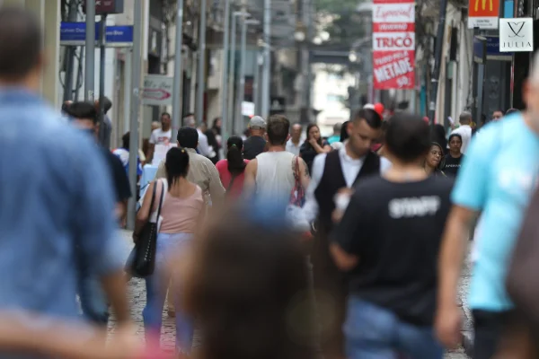 imagem colorida movimentação de pessoas nas ruas