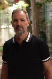<b>Paulo Roberto (Floriano Peixoto)</b>. Meio-irmão de Lara (Cristiana Oliveira), nunca viu Heitor lhe assumir como filho. Reitor do Grupo Alencar, esconde que mantém sua fortuna por meio do tráfico de drogas