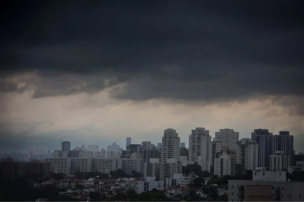 Imagem colorida mostra temporal em SP. Metrópoles