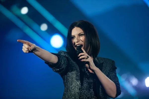 Laura Pausini lança novo single de álbum indicado ao Grammy Latino