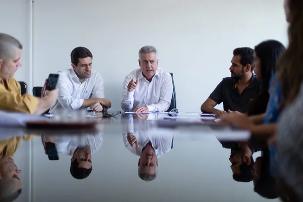 A motoristas de aplicativos do DF, Rollemberg promete reduzir IPVA