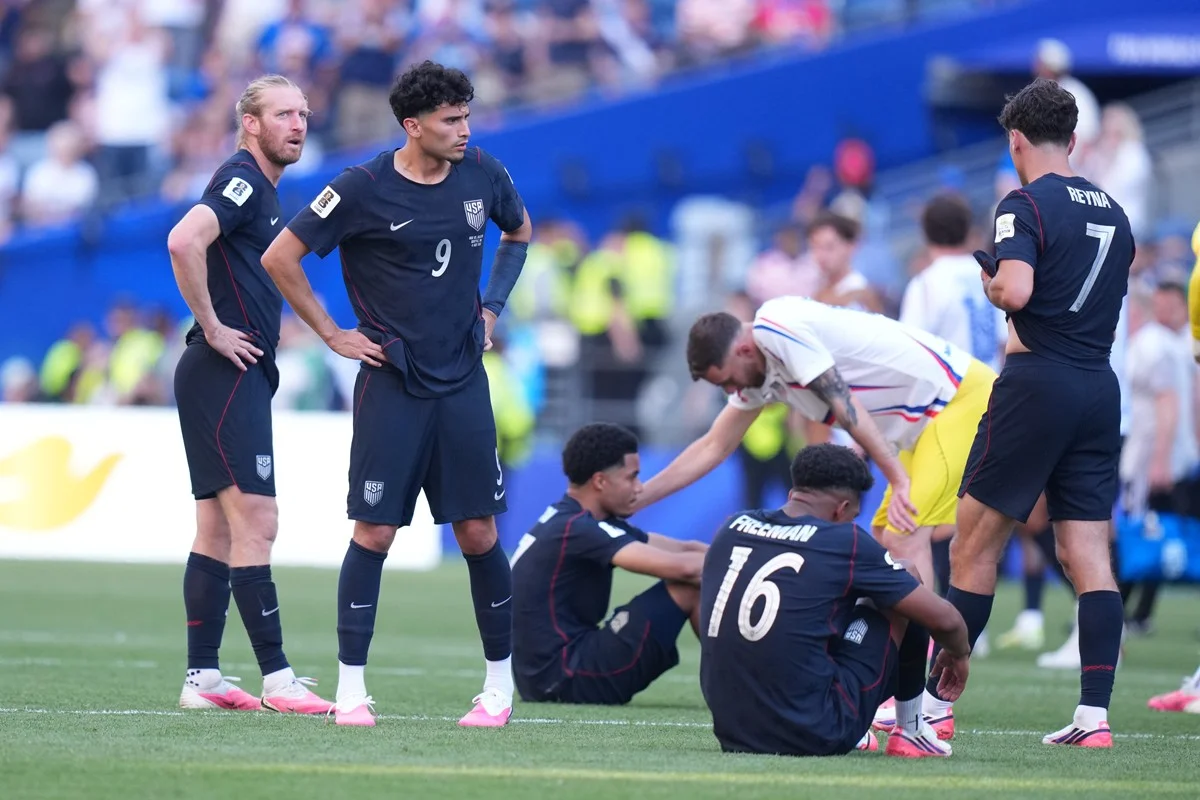 Jogadores dos Estados Unidos após eliminação na Copa do Mundo Jogadores dos Estados Unidos após eliminação na Copa do Mundo