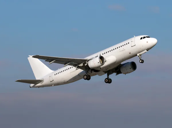 Imagem colorida de avião - Metrópoles