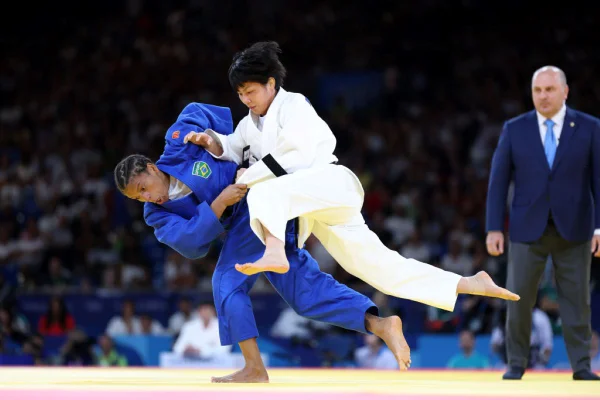 Rafaela Silva (azul) do Brasil e Haruka Funakubo (branco) do japão competem pelo bronze no judô