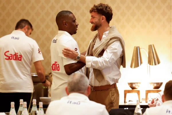 Fotos da chegada dos primeiros jogadores ao hotel em Orlando. Daqui a pouco segue o vídeo - Metrópoles
