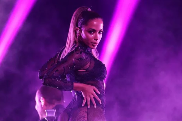 Anitta anuncia single Indecente e internet vai à loucura