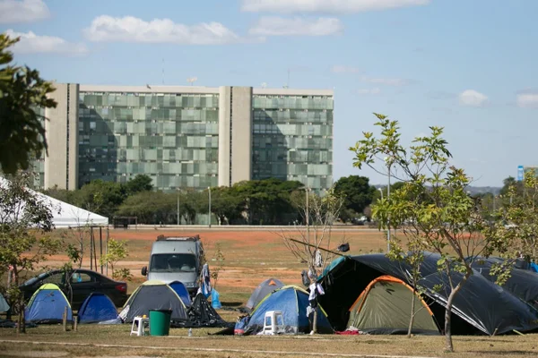 Indígenas acampados em Brasília enfrentam frio, sede e pedem ajuda