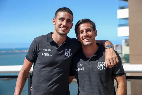 Irmãos posam juntos para foto