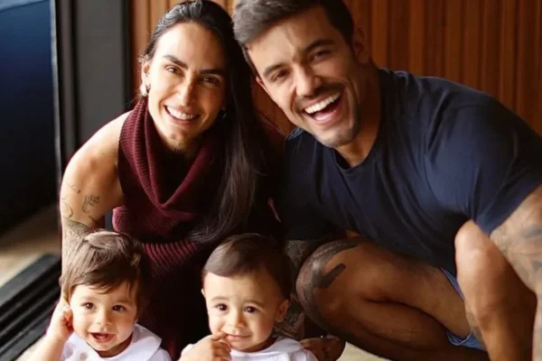 Clara Maia e André Coelho com os filhos, os gêmeos João e José